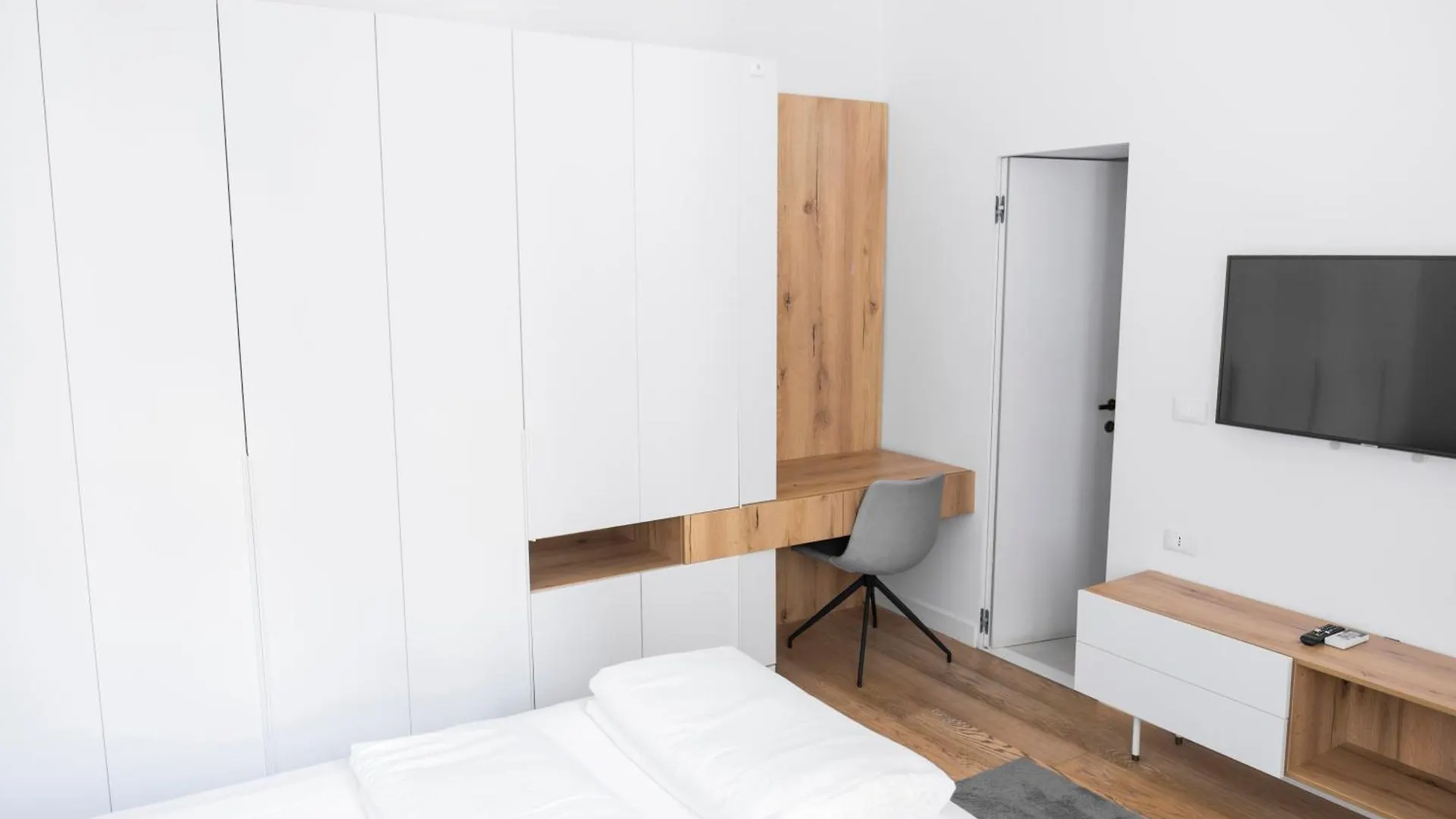 Charming Vatican Apartment With Balcony 6B Rome